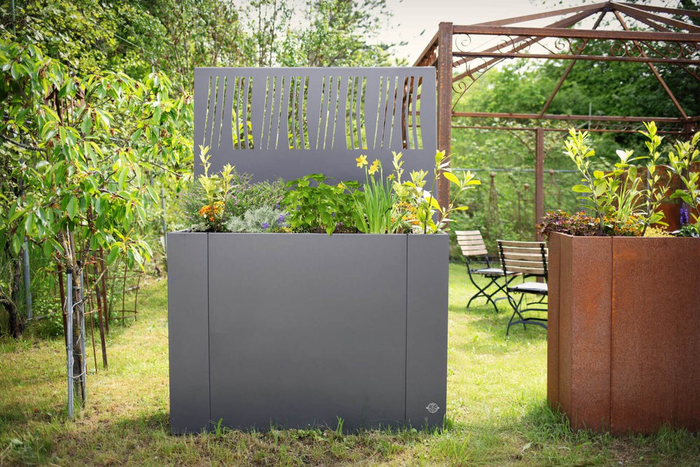 Hochbeet Manarola mit Sichtschutz Motiv Agri bepflanzt in einem Garten mit ELEO Pavillon | Pulverbeschichtet anthrazit Hochbeet Manarola mit Sichtschutz Motiv Agri bepflanzt in einem Garten mit ELEO Pavillon | Pulverbeschichtet anthrazit