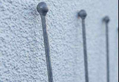 Rankgitter aus Metall an einer Hauswand in feuerverzinkt