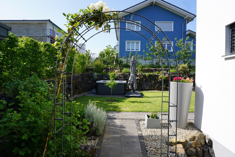 Rosenbogen Cremona in einem gepflegten Garten | Pulverbeschichtet anthrazit Rosenbogen Cremona in einem gepflegten Garten | Pulverbeschichtet anthrazit