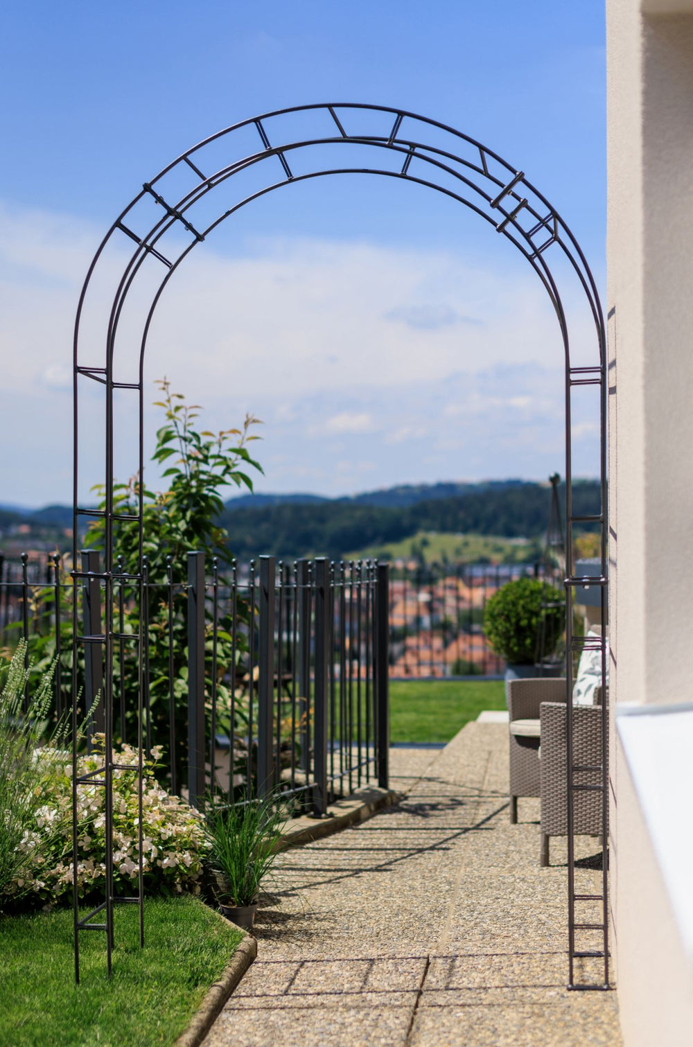 Rosenbogen Cremona in einem Garten mit schöner Aussicht | Pulverbeschichtet anthrazit Rosenbogen Cremona in einem Garten mit schöner Aussicht | Pulverbeschichtet anthrazit