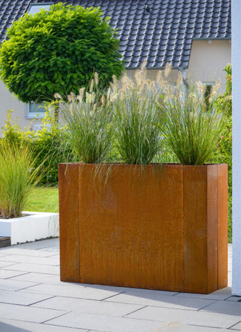 Hochbeet Manarola Cortenstahl auf einer Terrasse