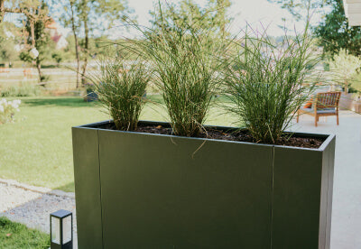 Hochbeet Manarola Pulverbeschichtet auf einer Terrasse