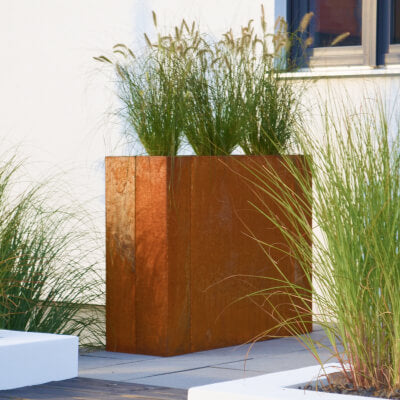 Hochbeet Manarola Cortenstahl auf einer Terrasse