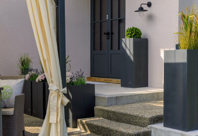 Hochbeet Manarola Pulverbeschichtet vor der Haustür