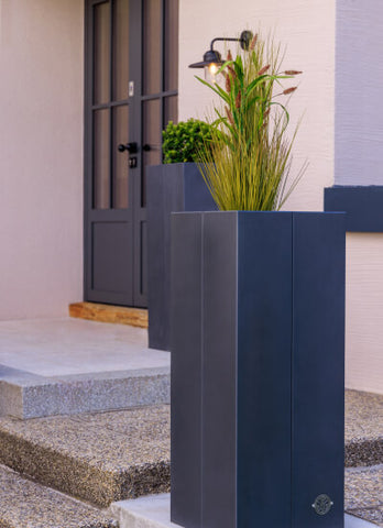 Hochbeet Manarola Pulverbeschichtet vor der Haustür