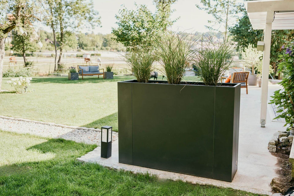 Hochbeet Manarola bepflanz in einem gepflegten Garten | Pulverbeschichtet anthrazit Hochbeet Manarola bepflanz in einem gepflegten Garten | Pulverbeschichtet anthrazit