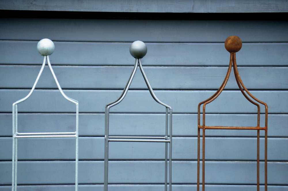Obelisk Catania klein verschiedene Ausführungen vor Holzhütte, unbeschichtet, feuerverzinkt und pulverbeschichtet Obelisk Catania klein verschiedene Ausführungen vor Holzhütte, unbeschichtet, feuerverzinkt und pulverbeschichtet
