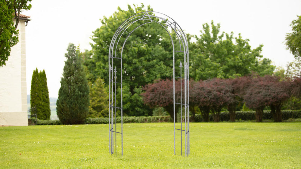 Rosenbogen Cosenza in einem gepflegten Garten | Feuerverzinkt Rosenbogen Cosenza in einem gepflegten Garten | Feuerverzinkt