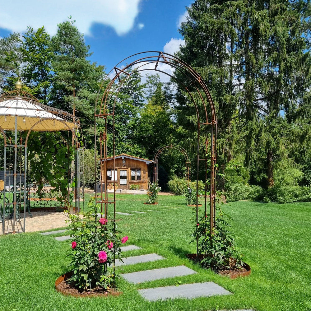 Rosenbogen Cosenza mit Rosen berankt vor dem ELEO Pavillon Milano | Unbeschichtet Rosenbogen Cosenza mit Rosen berankt vor dem ELEO Pavillon Milano | Unbeschichtet
