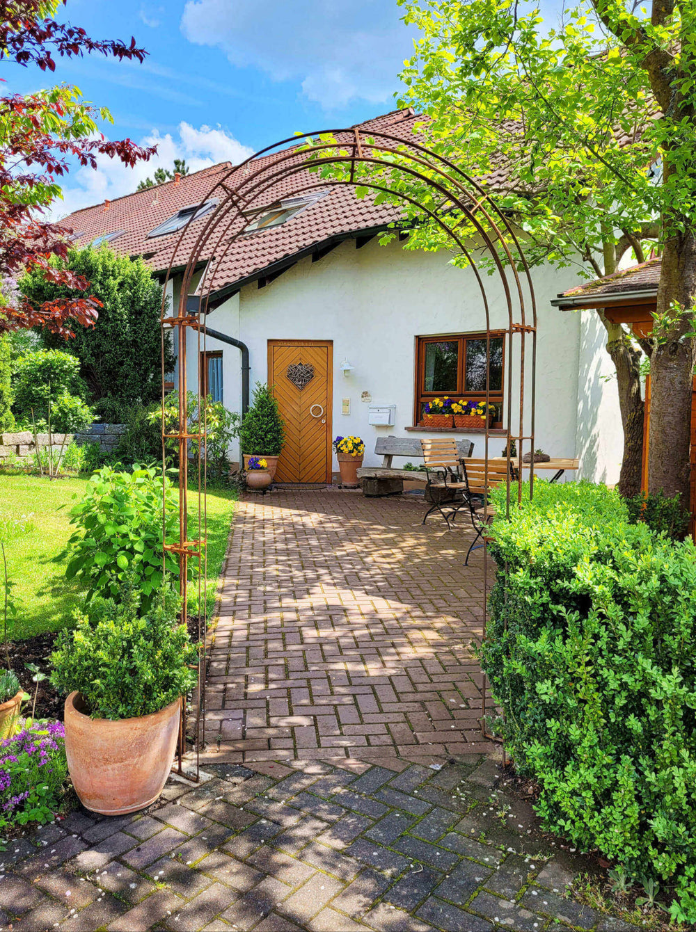 Rosenbogen Matera in einem gemütlichen Garten als Durchgangsbogen | Unbeschichtet Rosenbogen Matera in einem gemütlichen Garten als Durchgangsbogen | Unbeschichtet