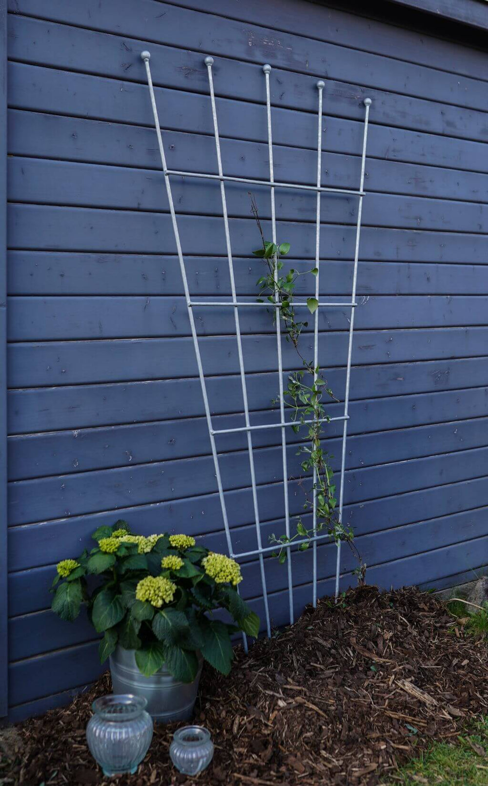 Rankgitter Brindisi vor Holzhütte, feuerverzinkt Rankgitter Brindisi vor Holzhütte, feuerverzinkt