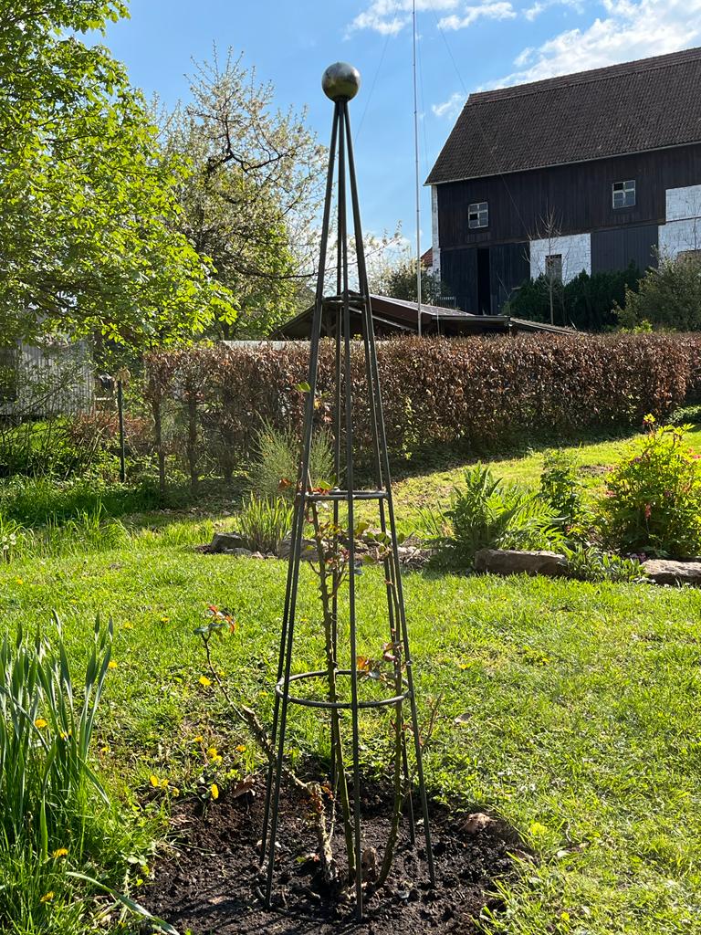 Obelisk Enna in unbeschichtet in einem Garten Obelisk Enna in unbeschichtet in einem Garten