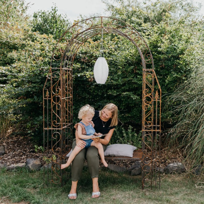 Rosenbogen Calabria mit Bank in unbeschichtet in einem Garten als Sitzgelegenheit Rosenbogen Calabria mit Bank in unbeschichtet in einem Garten als Sitzgelegenheit