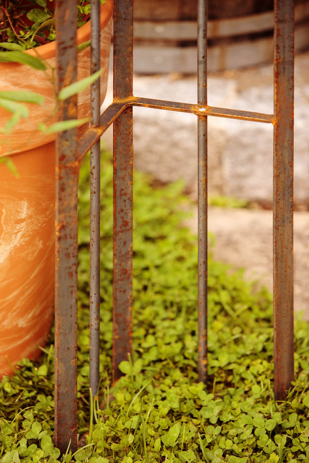 Rosenbogen Cosenza Nahaufnahme Standfuß mit Edelrost | Unbeschichtet Rosenbogen Cosenza Nahaufnahme Standfuß mit Edelrost | Unbeschichtet