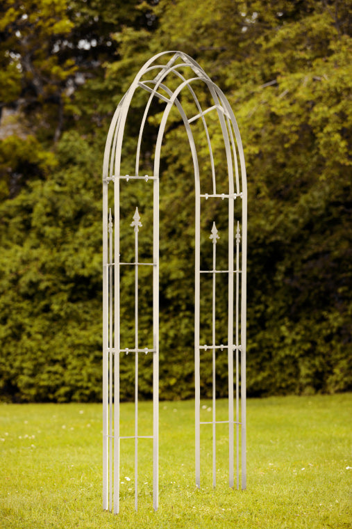 Rosenbogen Cosenza freistehend in einem großen Garten | Pulverbeschichtet Sonderfarbe RAL 9001 Cremeweiß Rosenbogen Cosenza freistehend in einem großen Garten | Pulverbeschichtet Sonderfarbe RAL 9001 Cremeweiß