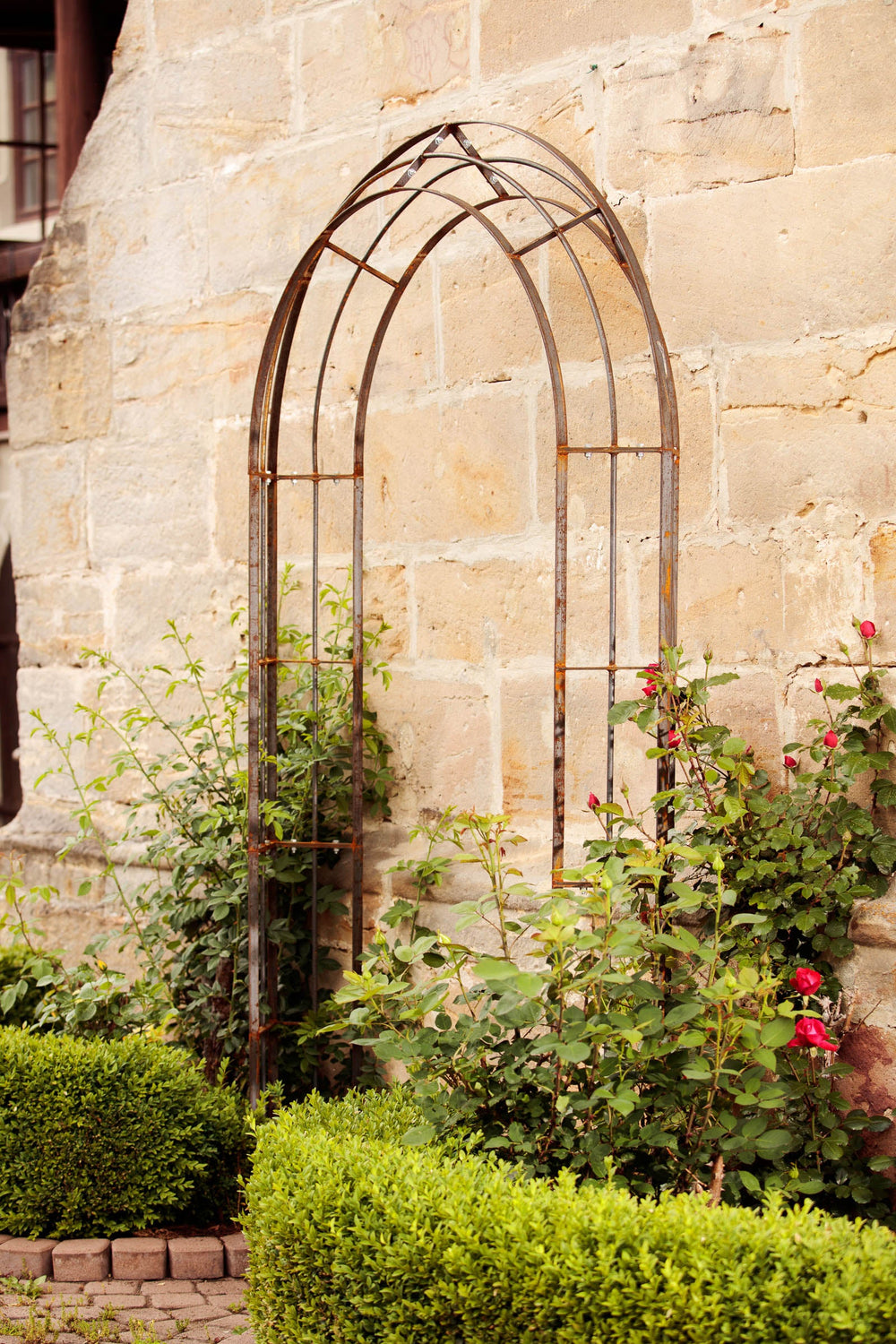 Rosenbogen Matera in unbeschichtet an einer Hauswand mit mediterraner Umgebung Rosenbogen Matera in unbeschichtet an einer Hauswand mit mediterraner Umgebung