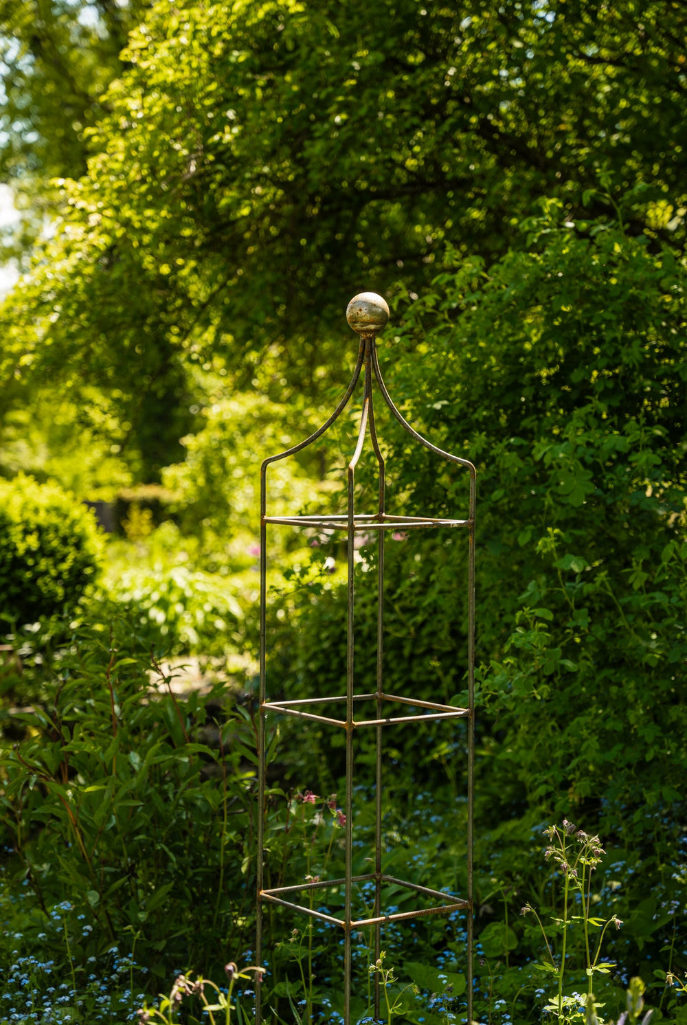 Obelisk Catania klein vor grünen Bäumen, unbeschichtet  Obelisk Catania klein vor grünen Bäumen, unbeschichtet