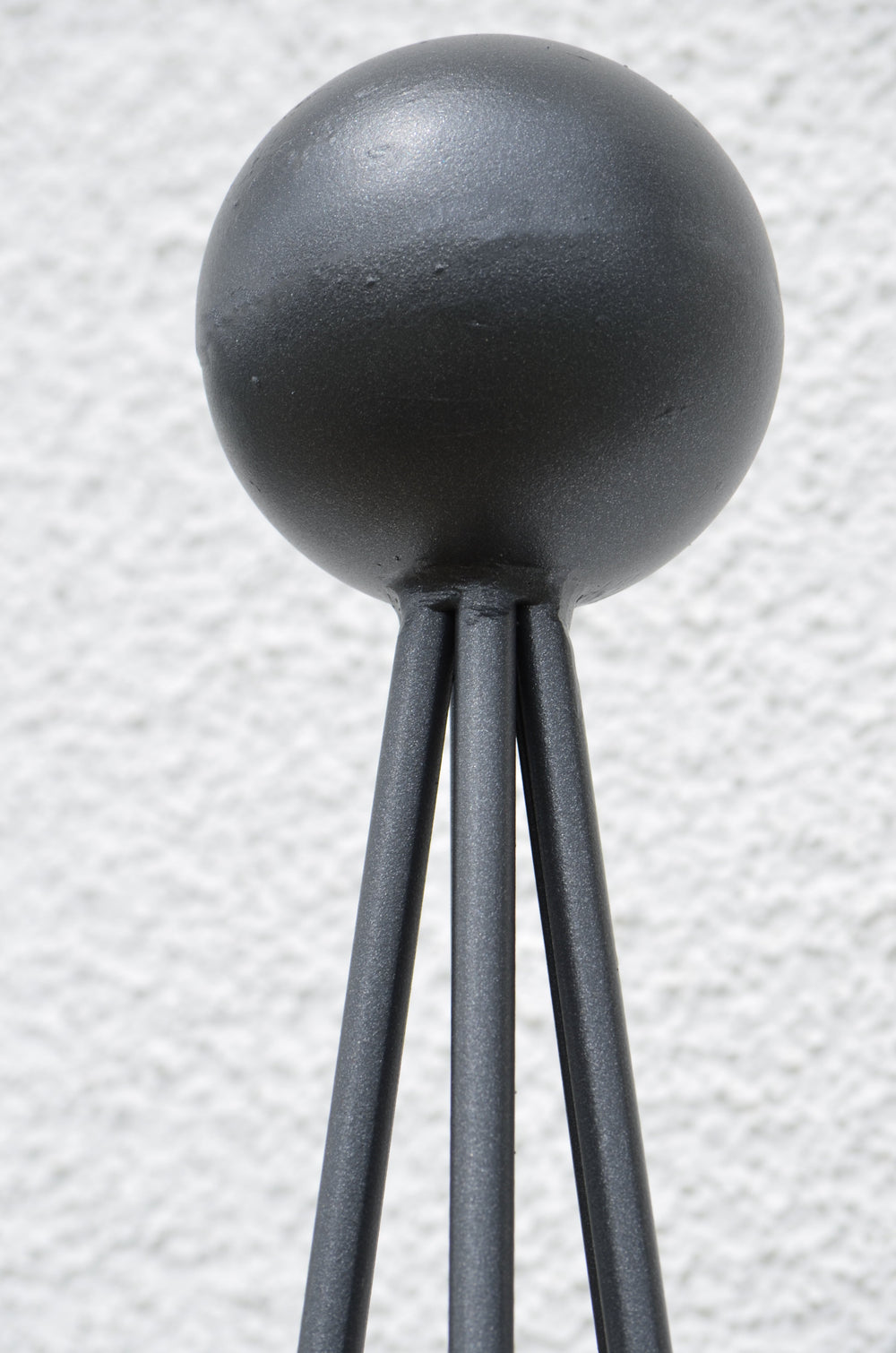 Obelisk Enna Detailansicht Kugelspitze, pulverbeschichtet anthrazit Obelisk Enna Detailansicht Kugelspitze, pulverbeschichtet anthrazit