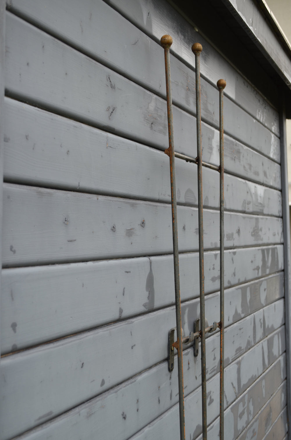 Rankgitter Bari vor Holzhütte, unbeschichtet Rankgitter Bari vor Holzhütte, unbeschichtet