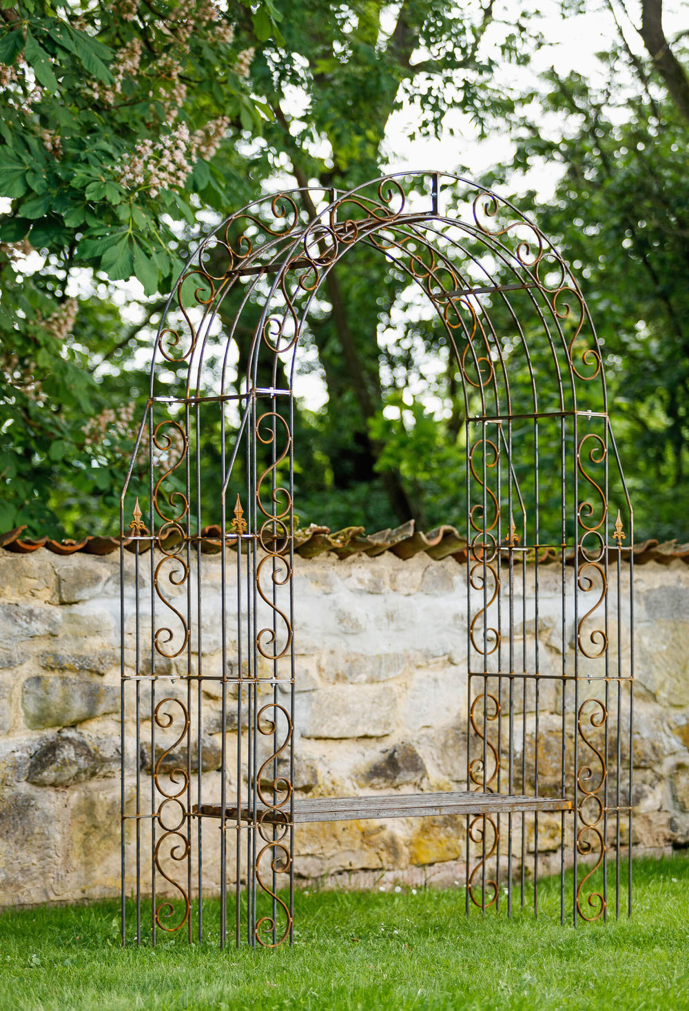 Rosenbogen Calabria in Rostoptik mit Bank Gesamtansicht freistehend Rosenbogen Calabria in Rostoptik mit Bank Gesamtansicht freistehend
