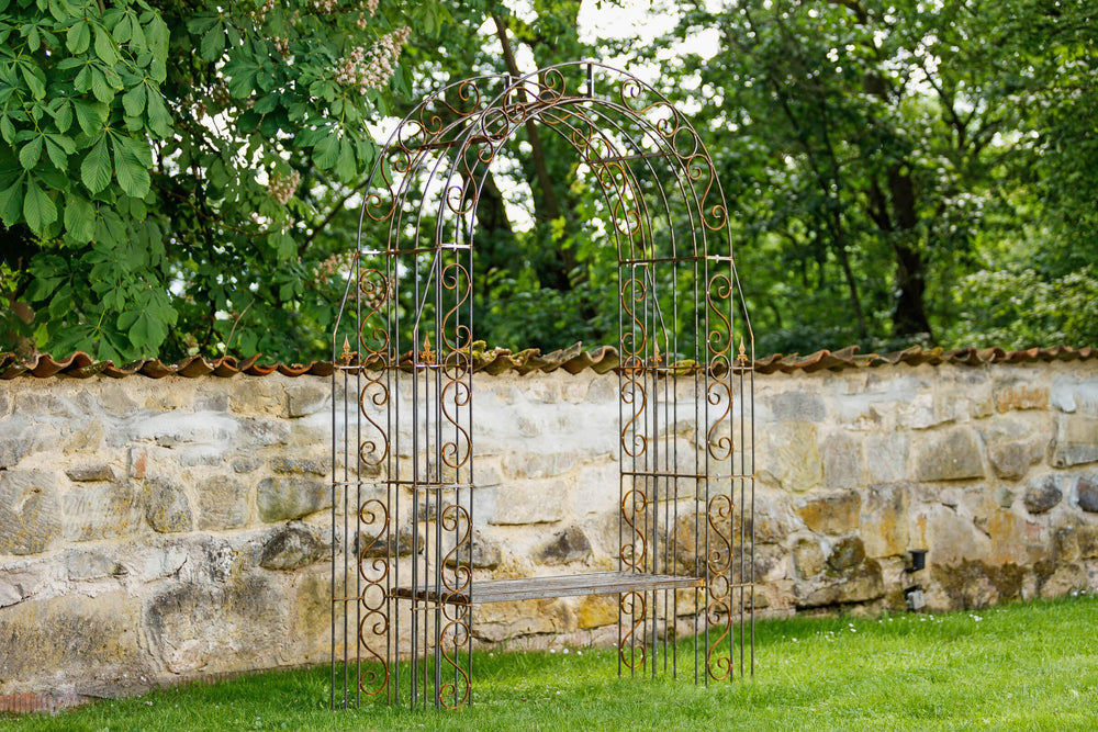 Rosenbogen Calabria mit eingehängter Bank vor Mauer Rosenbogen Calabria mit eingehängter Bank vor Mauer