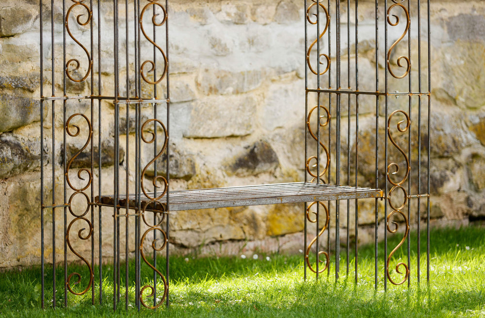 Rosenbogen Calabria mit eingehängter Bank Detailansicht in Rostoptik Rosenbogen Calabria mit eingehängter Bank Detailansicht in Rostoptik