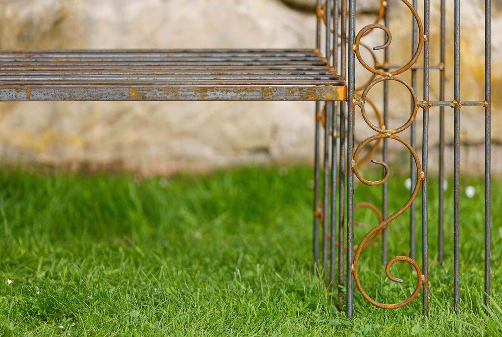Rosenbogen Calabria mit Bank in unbeschichtet aus der Nähe in einem Garten Rosenbogen Calabria mit Bank in unbeschichtet aus der Nähe in einem Garten