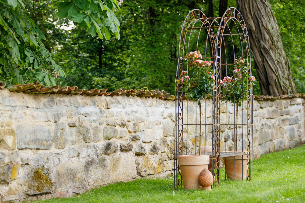 Rosenbogen Calabria mit Bank in Rostoptik im Garten mit Rosen Rosenbogen Calabria mit Bank in Rostoptik im Garten mit Rosen