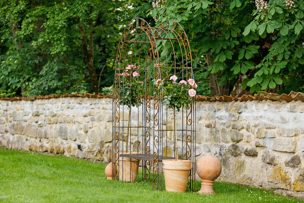 Rosenbogen Calabria mit Bank Gesamtansicht seitlich mit Rosen und Dekoration Rosenbogen Calabria mit Bank Gesamtansicht seitlich mit Rosen und Dekoration