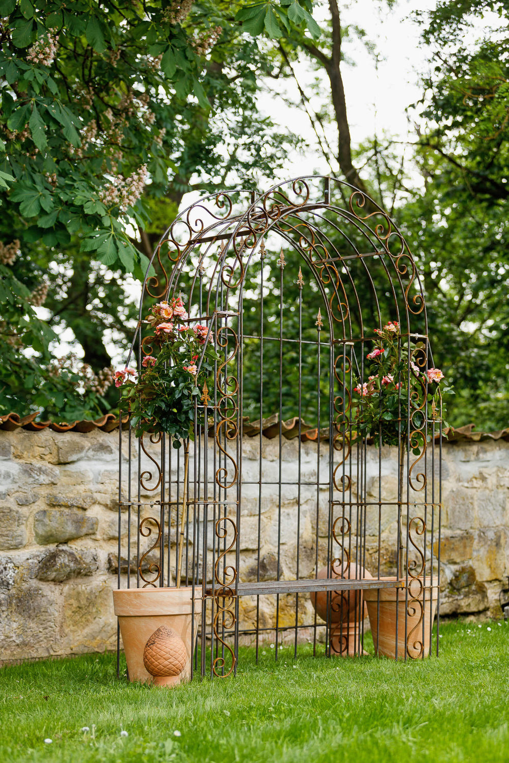 Rosenbogen Calabria mit Bank und Rückwand in Rostoptik Gesamtansicht seitlich mit Rosen und Dekoration Rosenbogen Calabria mit Bank und Rückwand in Rostoptik Gesamtansicht seitlich mit Rosen und Dekoration