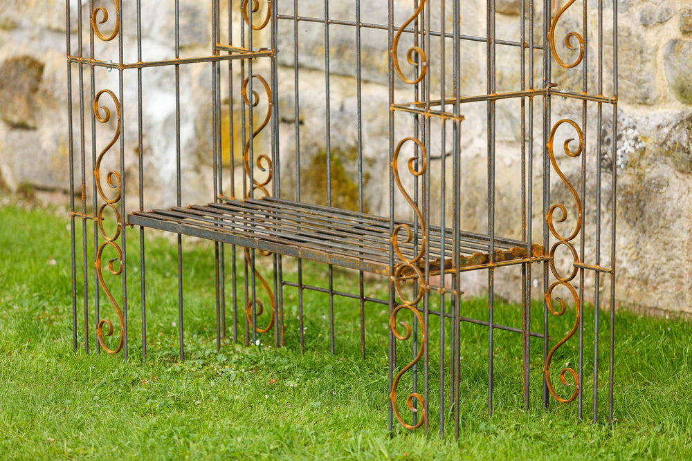 Rosenbogen Calabria mit Bank un Rückwand in Rostoptik Detailansicht untere Hälfte Rosenbogen Calabria mit Bank un Rückwand in Rostoptik Detailansicht untere Hälfte