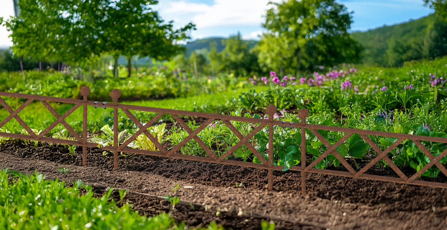 Beetabgrenzung mit Stil: So bringt ein Steck- oder Beetzaun Ordnung in den Garten