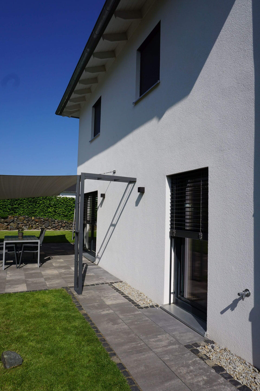 Rosenbogen Savona anthrazit an der Wand montiert