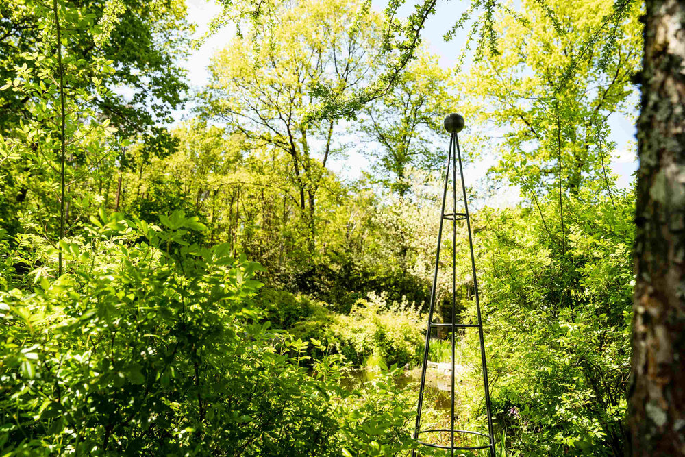 Obelisk Enna im Garten stehend, pulverbeschichtet anthrazit